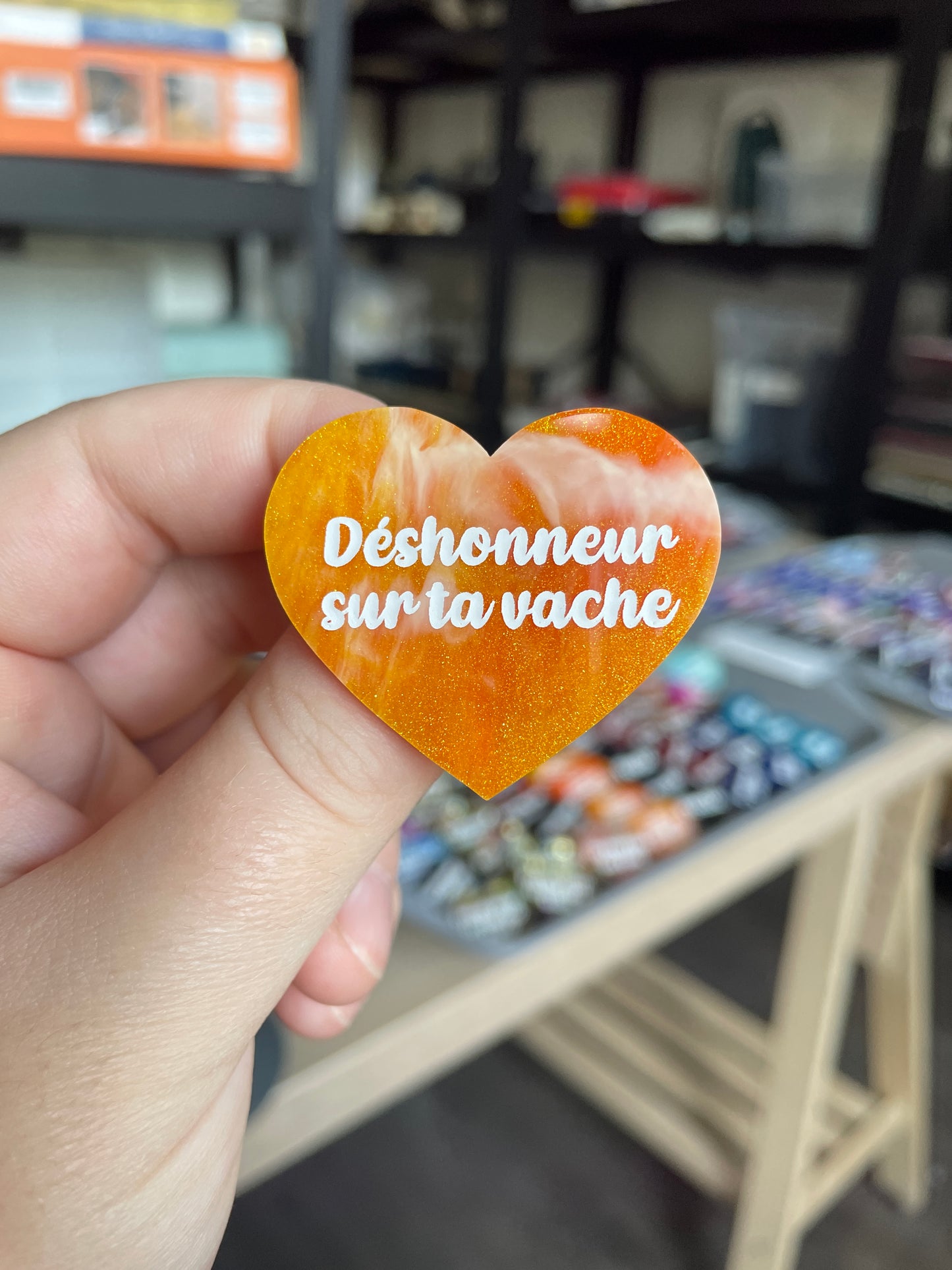 [CONTRÔLE TECHNIQUE] Broche "Déshonneur sur ta vache" en acrylique marbrée orange et dorée à paillettes