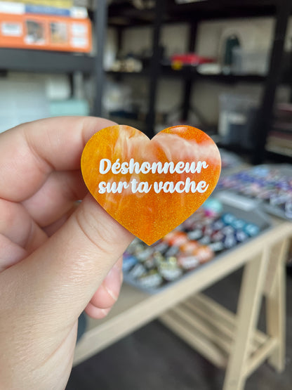 [CONTRÔLE TECHNIQUE] Broche "Déshonneur sur ta vache" en acrylique marbrée orange et dorée à paillettes