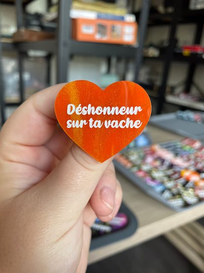 [CONTRÔLE TECHNIQUE] Broche "Déshonneur sur ta vache" en acrylique marbrée orange et dorée à paillettes
