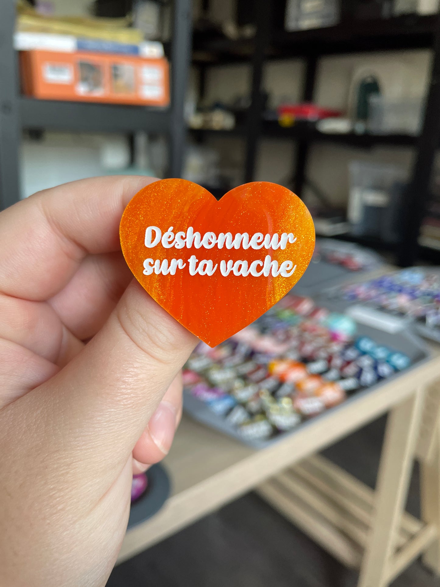 [CONTRÔLE TECHNIQUE] Broche "Déshonneur sur ta vache" en acrylique marbrée orange et dorée à paillettes