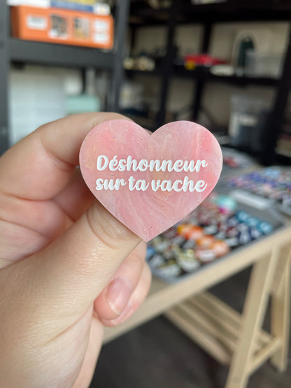 [CONTRÔLE TECHNIQUE] Broche "Déshonneur sur ta vache" en acrylique marbrée semi-transparente orange, corail, blanche et jaune à paillettes