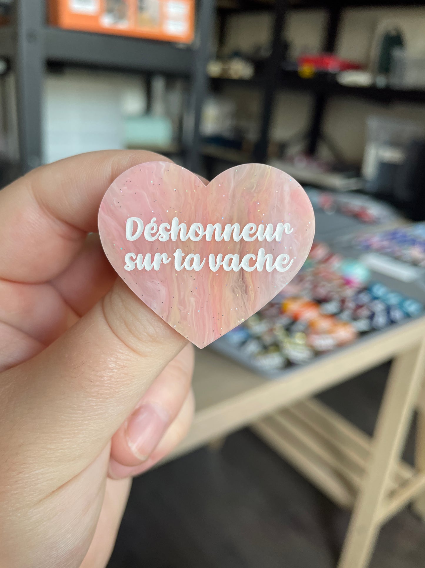 [CONTRÔLE TECHNIQUE] Broche "Déshonneur sur ta vache" en acrylique marbrée semi-transparente orange, corail, blanche et jaune à paillettes