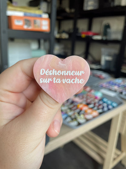 [CONTRÔLE TECHNIQUE] Broche "Déshonneur sur ta vache" en acrylique marbrée semi-transparente orange, corail, blanche et jaune à paillettes