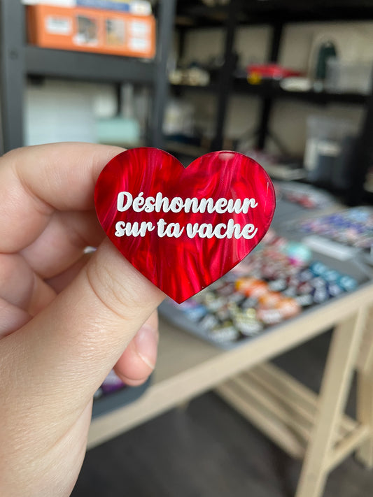 [CONTRÔLE TECHNIQUE] Broche "Déshonneur sur ta vache" en acrylique marbrée rouge