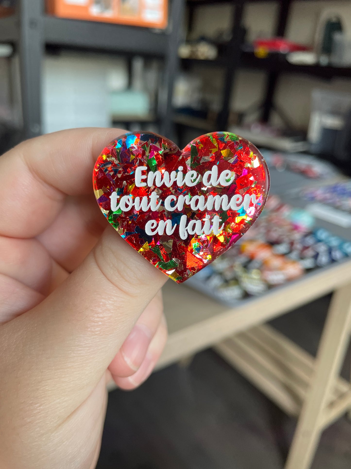 [CONTRÔLE TECHNIQUE] Broche "Envie de tout cramer en fait" en acrylique transparente à gros confettis rouges et multicolores
