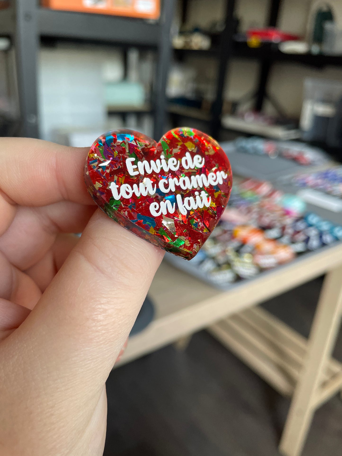 [CONTRÔLE TECHNIQUE] Broche "Envie de tout cramer en fait" en acrylique transparente à gros confettis rouges et multicolores