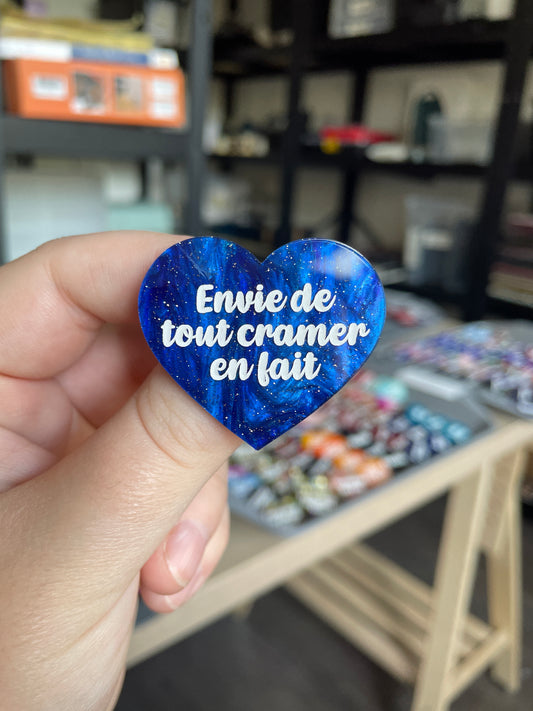 [CONTRÔLE TECHNIQUE] Broche "Envie de tout cramer en fait" en acrylique marbrée bleue à paillettes