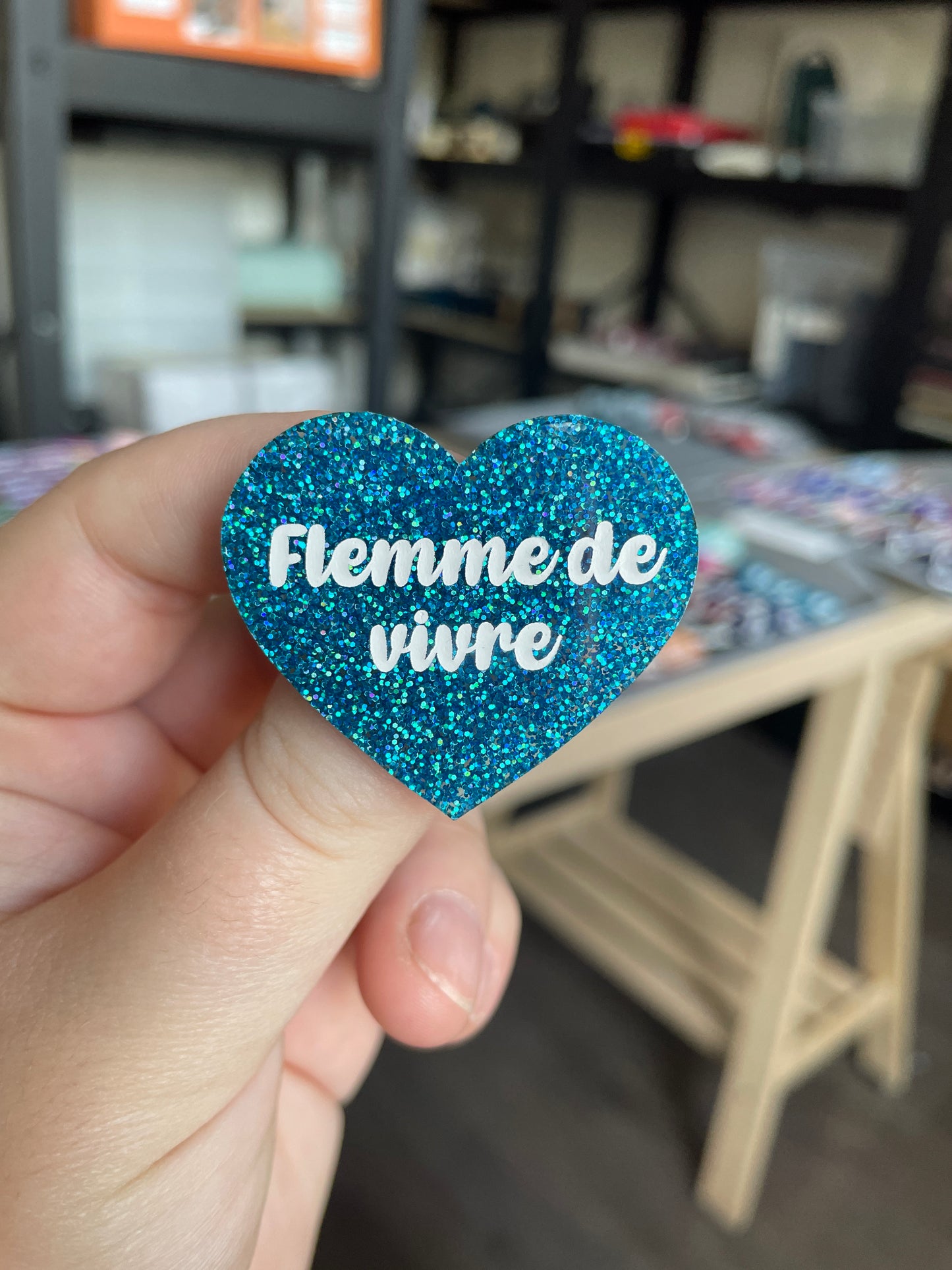 [CONTRÔLE TECHNIQUE] Broche "Flemme de vivre" en acrylique à paillettes bleues