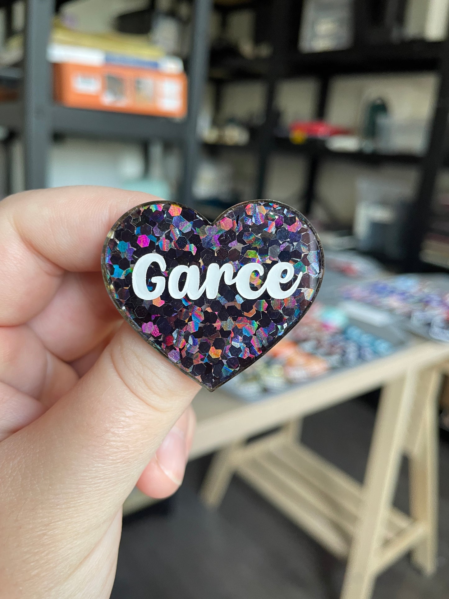 [CONTRÔLE TECHNIQUE] Broche "Garce" en acrylique semi-transparente avec des confettis noirs