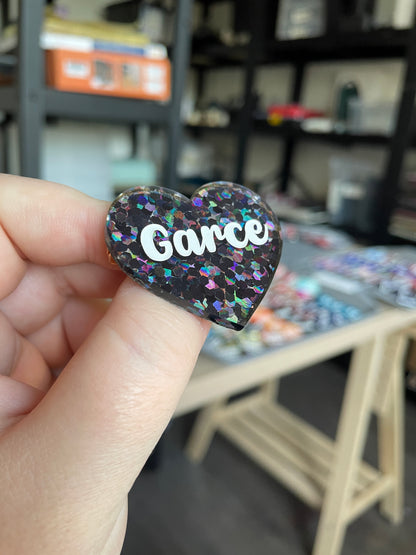 [CONTRÔLE TECHNIQUE] Broche "Garce" en acrylique semi-transparente avec des confettis noirs