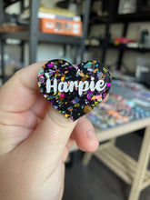 Charger l&#39;image dans la galerie, [CONTRÔLE TECHNIQUE] Broche &quot;Harpie&quot; en acrylique noire avec des éclats de confettis multicolores