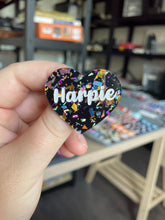 Charger l&#39;image dans la galerie, [CONTRÔLE TECHNIQUE] Broche &quot;Harpie&quot; en acrylique noire avec des éclats de confettis multicolores