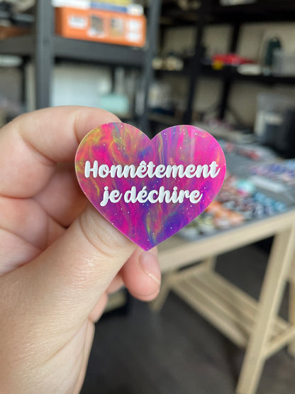 [CONTRÔLE TECHNIQUE] Broche "Honnêtement je déchire" en acrylique marbrée semi-transparente multicolores