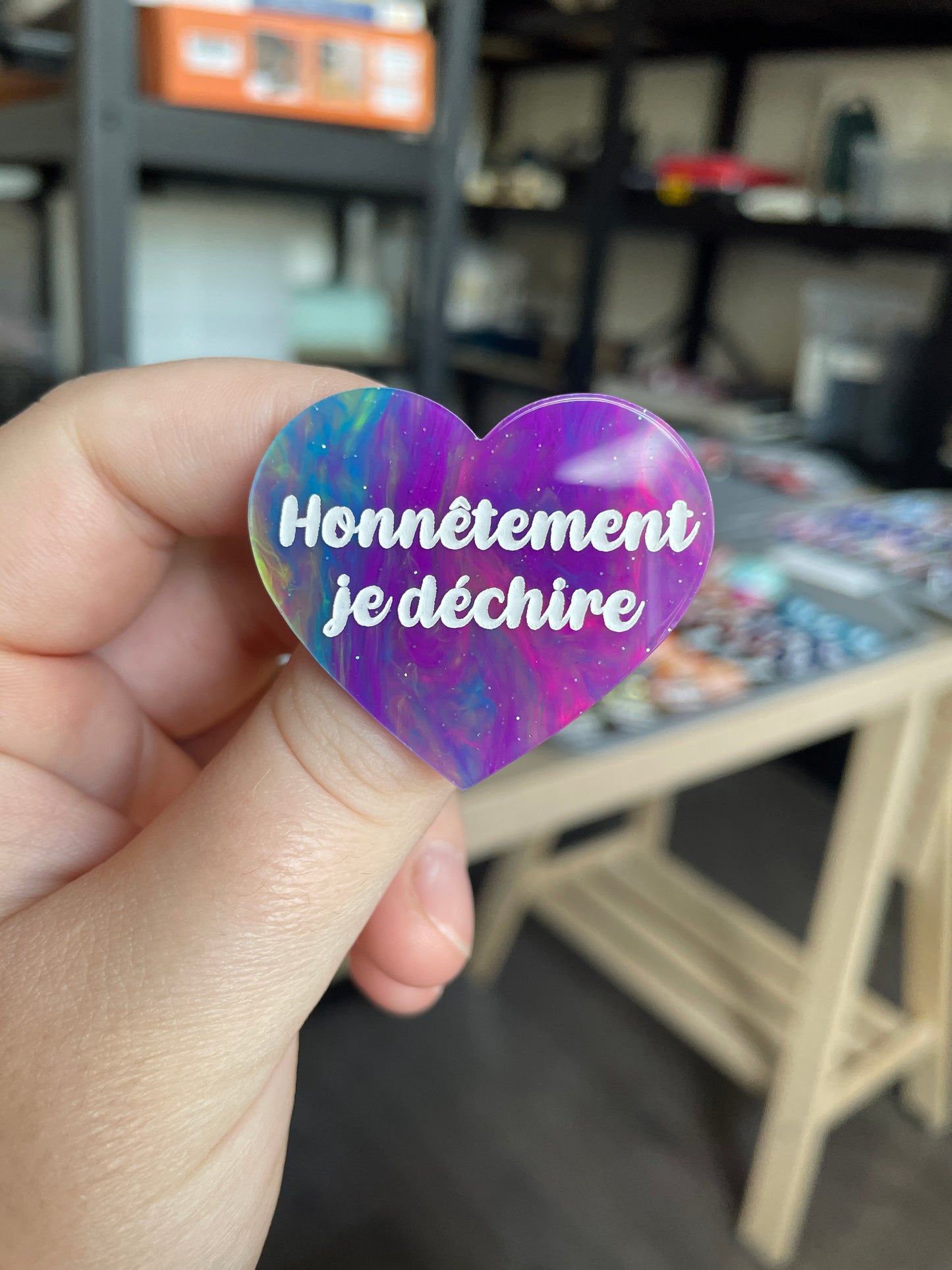 [CONTRÔLE TECHNIQUE] Broche "Honnêtement je déchire" en acrylique marbrée semi-transparente multicolores