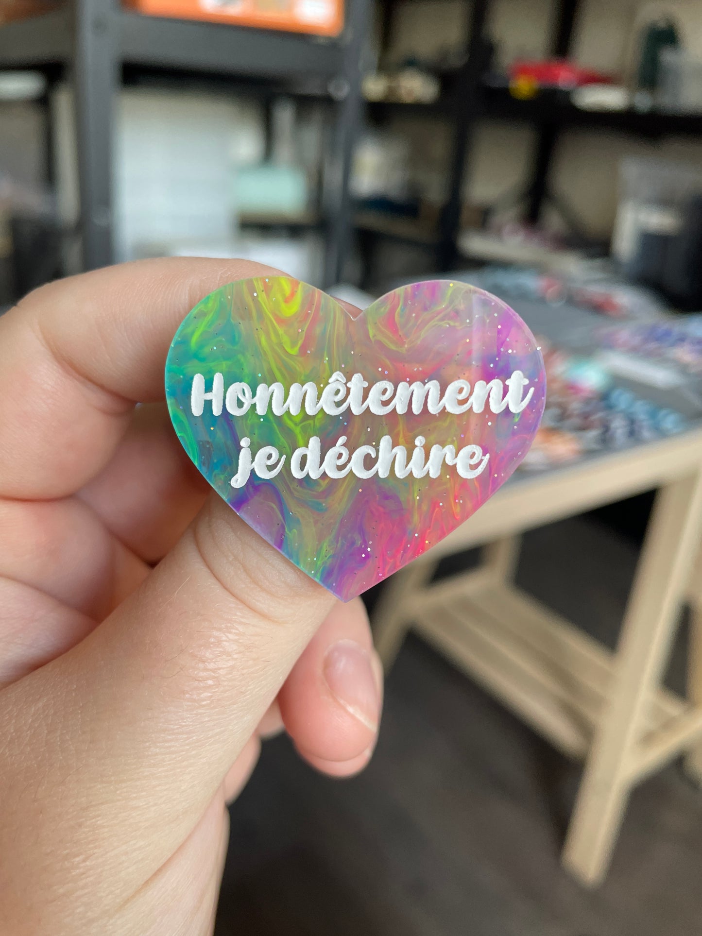 [CONTRÔLE TECHNIQUE] Broche "Honnêtement je déchire" en acrylique marbrée semi-transparente multicolores