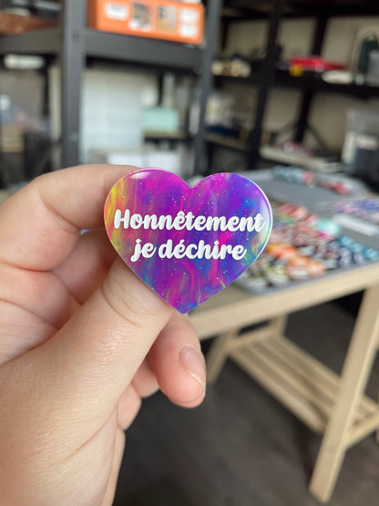 [CONTRÔLE TECHNIQUE] Broche "Honnêtement je déchire" en acrylique marbrée semi-transparente multicolores