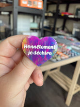 Charger l&#39;image dans la galerie, [CONTRÔLE TECHNIQUE] Broche &quot;Honnêtement je déchire&quot; en acrylique marbrée semi-transparente multicolores