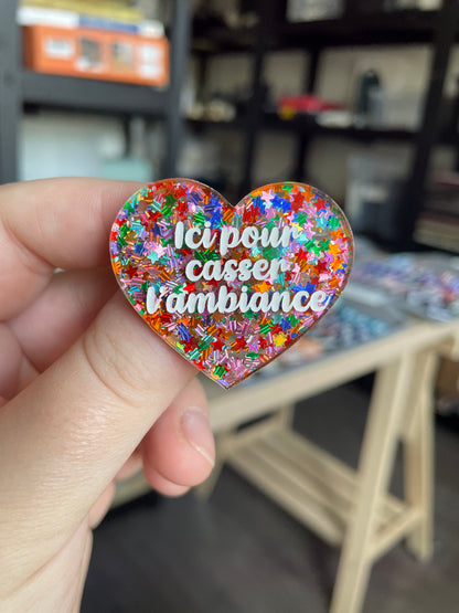 [CONTRÔLE TECHNIQUE] Broche "Ici pour casser l'ambiance" en acrylique semi-transparente avec des confettis étoiles multicolores
