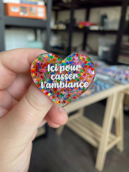 [CONTRÔLE TECHNIQUE] Broche "Ici pour casser l'ambiance" en acrylique semi-transparente avec des confettis étoiles multicolores