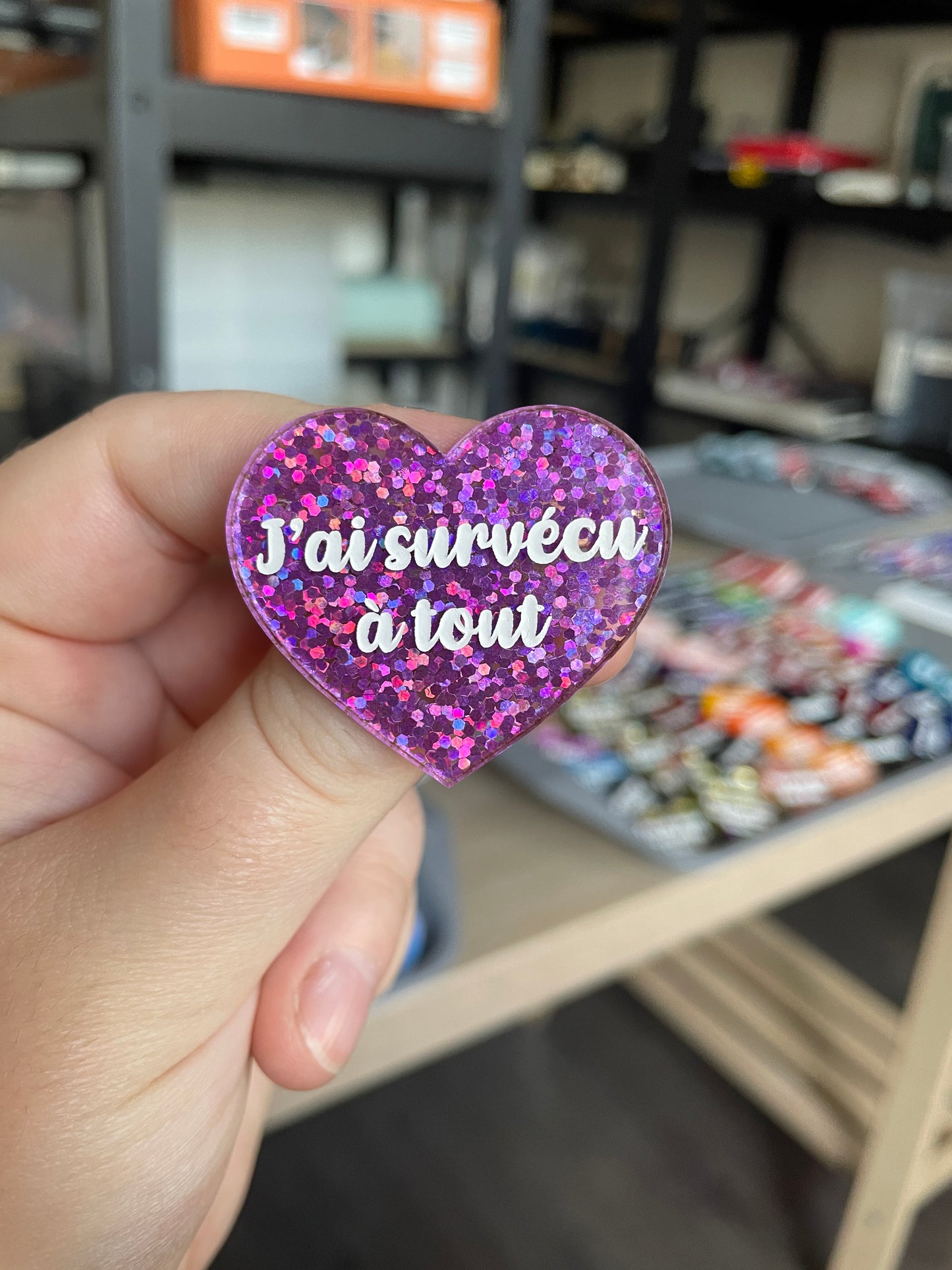 [CONTRÔLE TECHNIQUE] Broche "J'ai survécu à tout" en acrylique à paillettes violettes