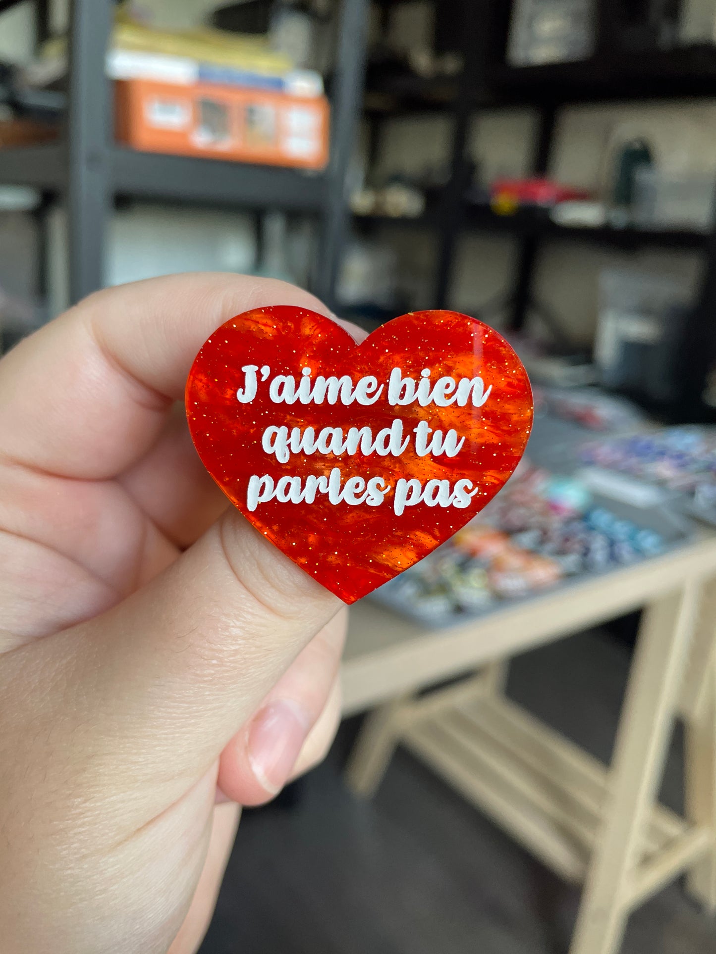 [CONTRÔLE TECHNIQUE] Broche "J'aime bien quand tu parles pas" en acrylique marbrée orange à paillettes