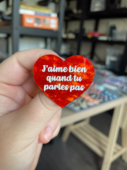[CONTRÔLE TECHNIQUE] Broche "J'aime bien quand tu parles pas" en acrylique marbrée orange à paillettes