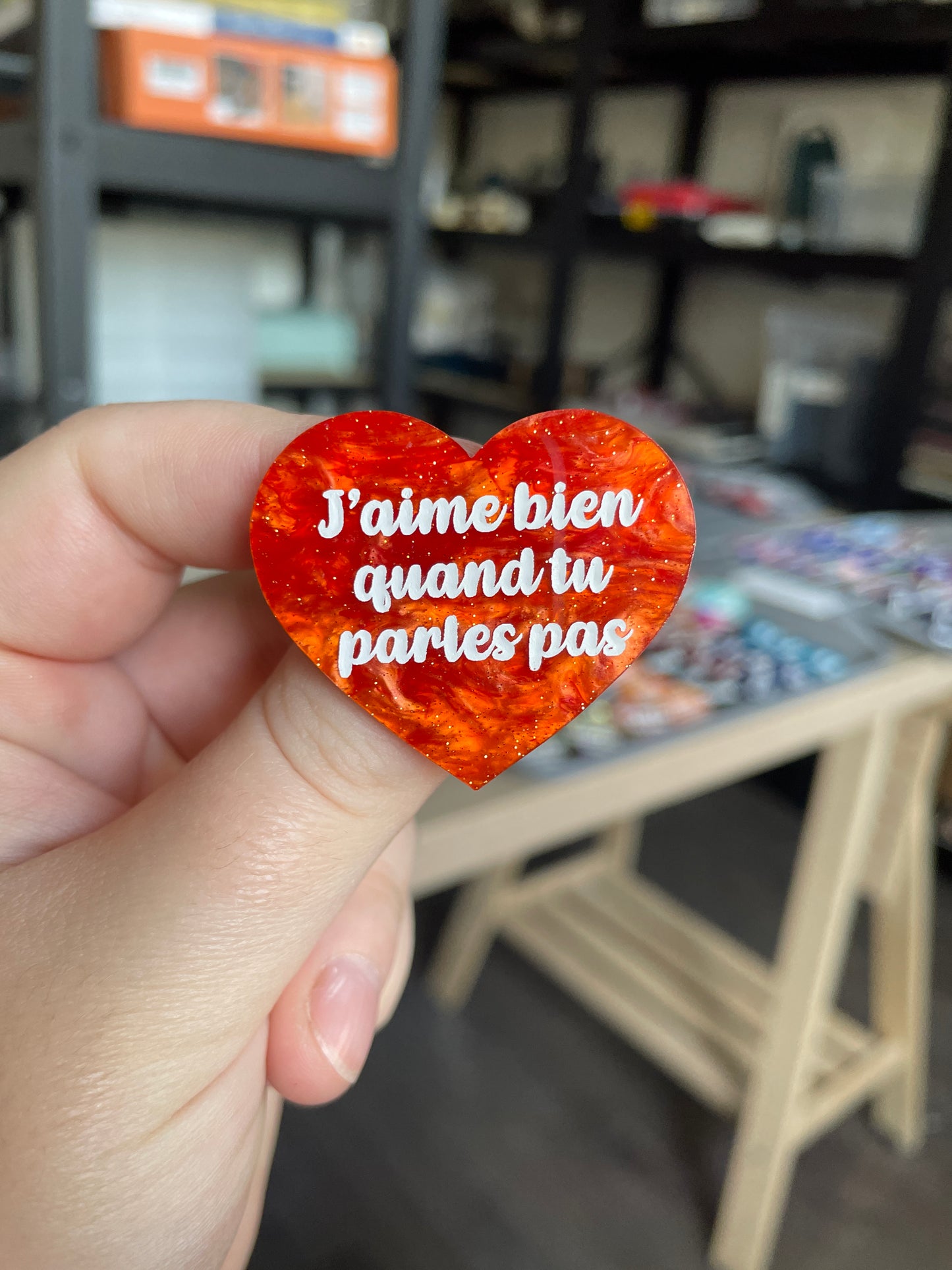 [CONTRÔLE TECHNIQUE] Broche "J'aime bien quand tu parles pas" en acrylique marbrée orange à paillettes