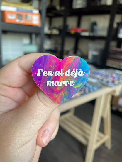 [CONTRÔLE TECHNIQUE] Broche "J'en ai déjà marre" en acrylique marbrée semi-transparente multicolores (Copie)