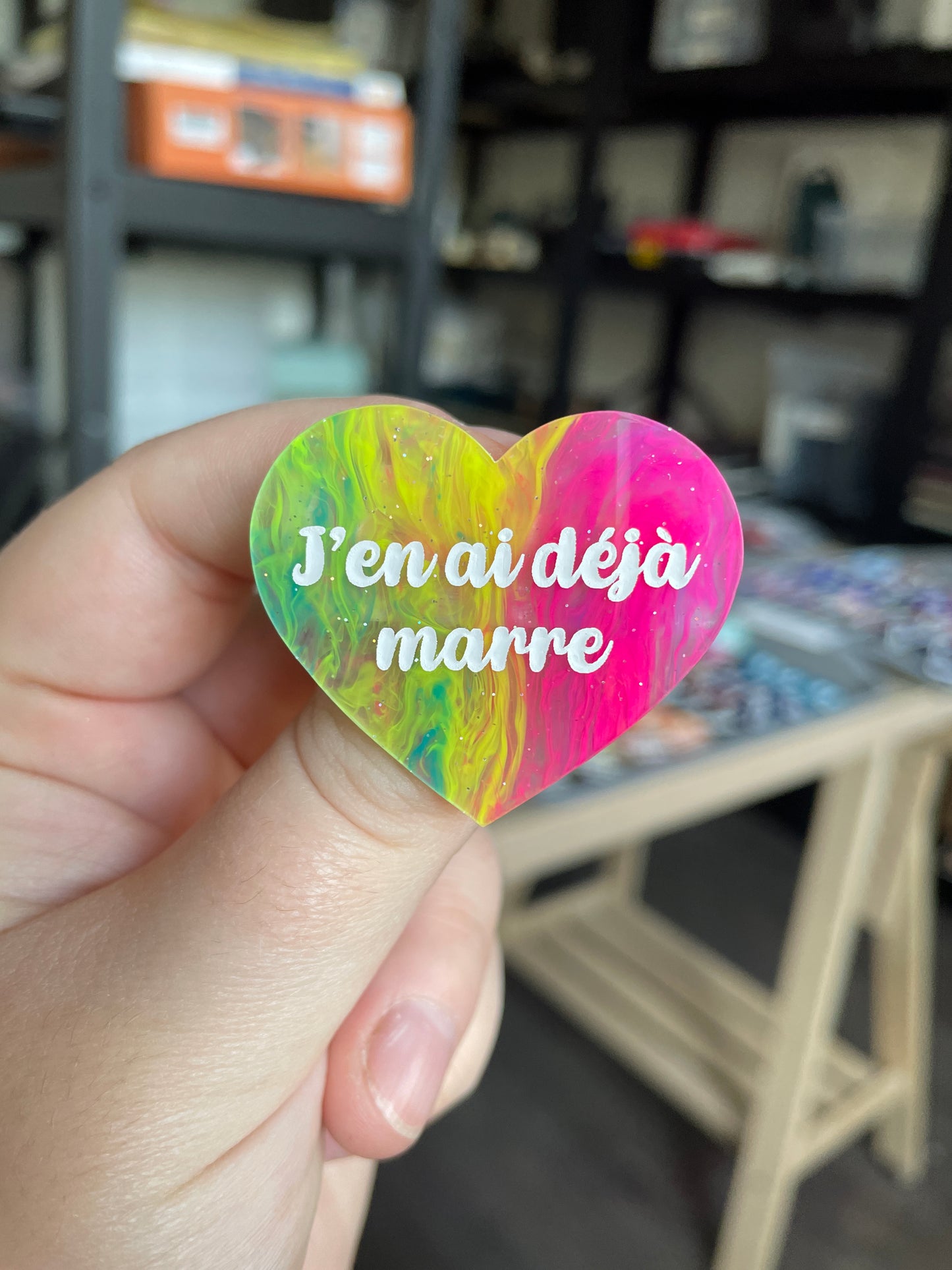 [CONTRÔLE TECHNIQUE] Broche "J'en ai déjà marre" en acrylique marbrée semi-transparente multicolores (Copie)