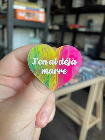 [CONTRÔLE TECHNIQUE] Broche "J'en ai déjà marre" en acrylique marbrée semi-transparente multicolores (Copie)