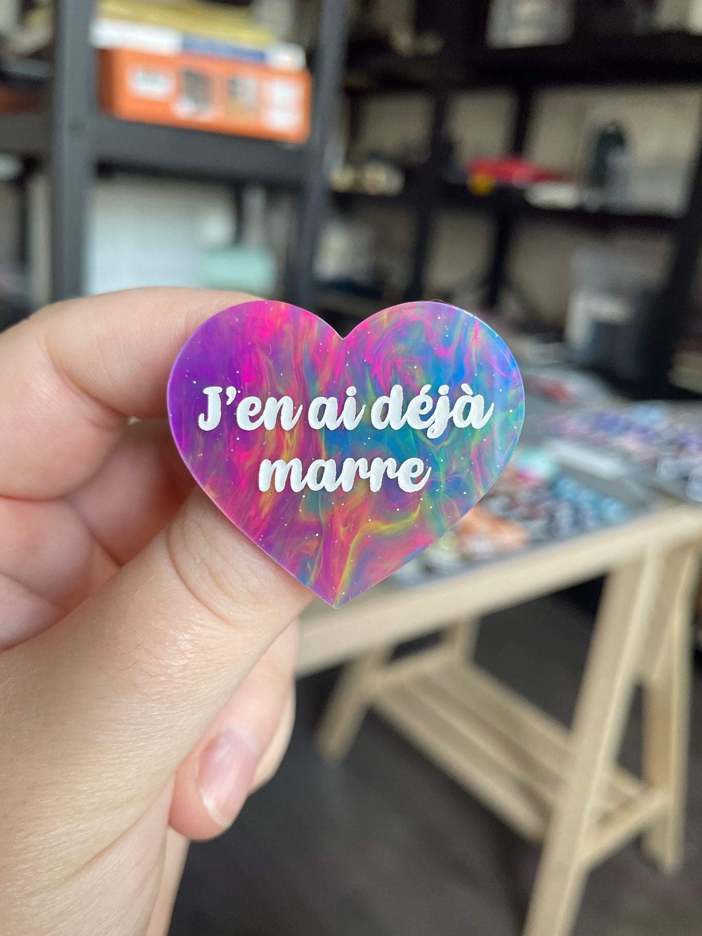[CONTRÔLE TECHNIQUE] Broche "J'en ai déjà marre" en acrylique marbrée semi-transparente multicolores (Copie)