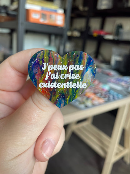 [CONTRÔLE TECHNIQUE] Broche "J'peux pas j'ai crise existentielle" en acrylique marbrée semi-transparente bleue et multicolore