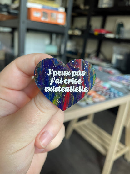 [CONTRÔLE TECHNIQUE] Broche "J'peux pas j'ai crise existentielle" en acrylique marbrée semi-transparente bleue et multicolore