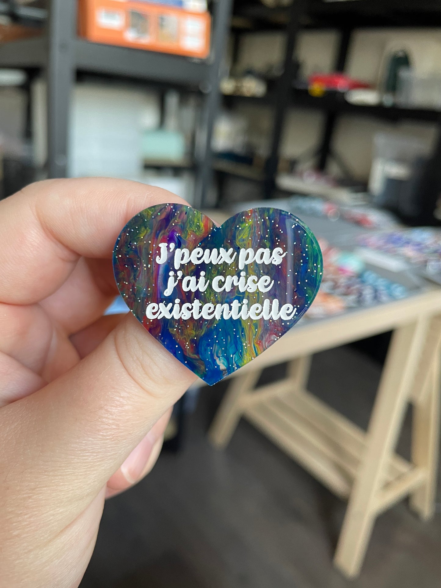 [CONTRÔLE TECHNIQUE] Broche "J'peux pas j'ai crise existentielle" en acrylique marbrée semi-transparente bleue et multicolore