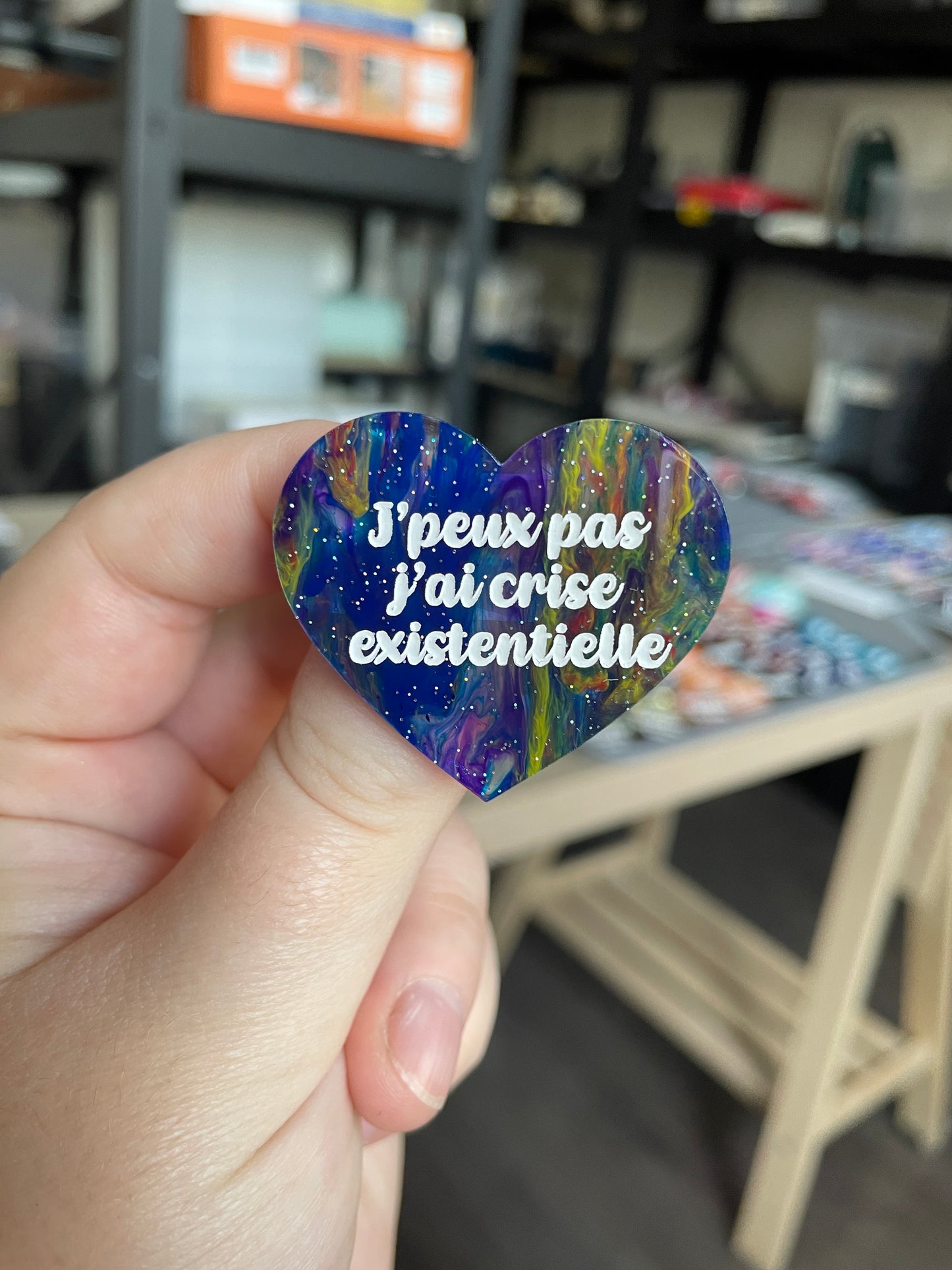 [CONTRÔLE TECHNIQUE] Broche "J'peux pas j'ai crise existentielle" en acrylique marbrée semi-transparente bleue et multicolore