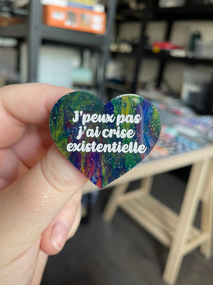[CONTRÔLE TECHNIQUE] Broche "J'peux pas j'ai crise existentielle" en acrylique marbrée semi-transparente bleue et multicolore