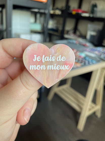 [CONTRÔLE TECHNIQUE] Broche "Je fais de mon mieux" en acrylique marbrée semi-transparente orange, corail, blanche et jaune à paillettes