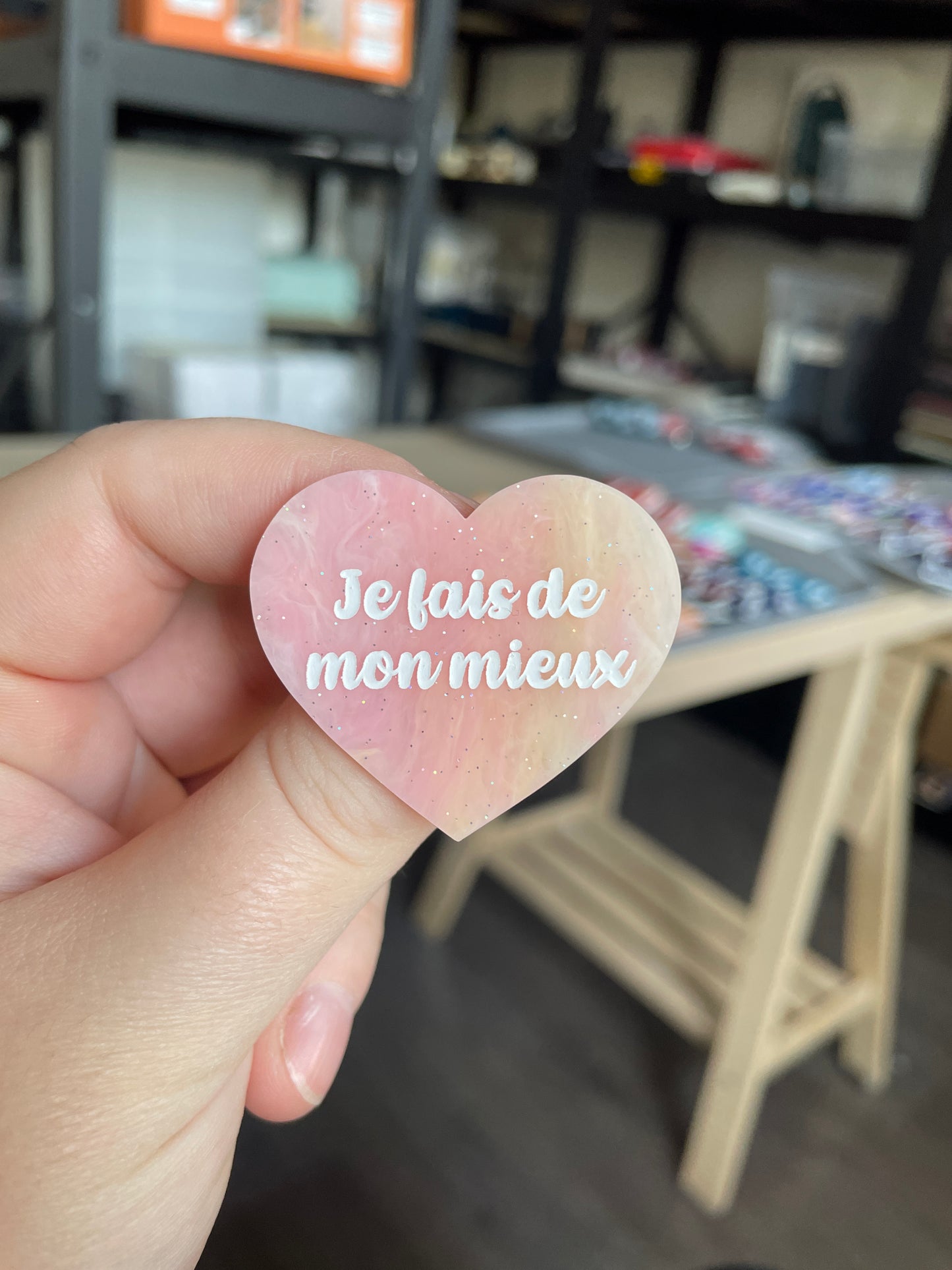 [CONTRÔLE TECHNIQUE] Broche "Je fais de mon mieux" en acrylique marbrée semi-transparente orange, corail, blanche et jaune à paillettes