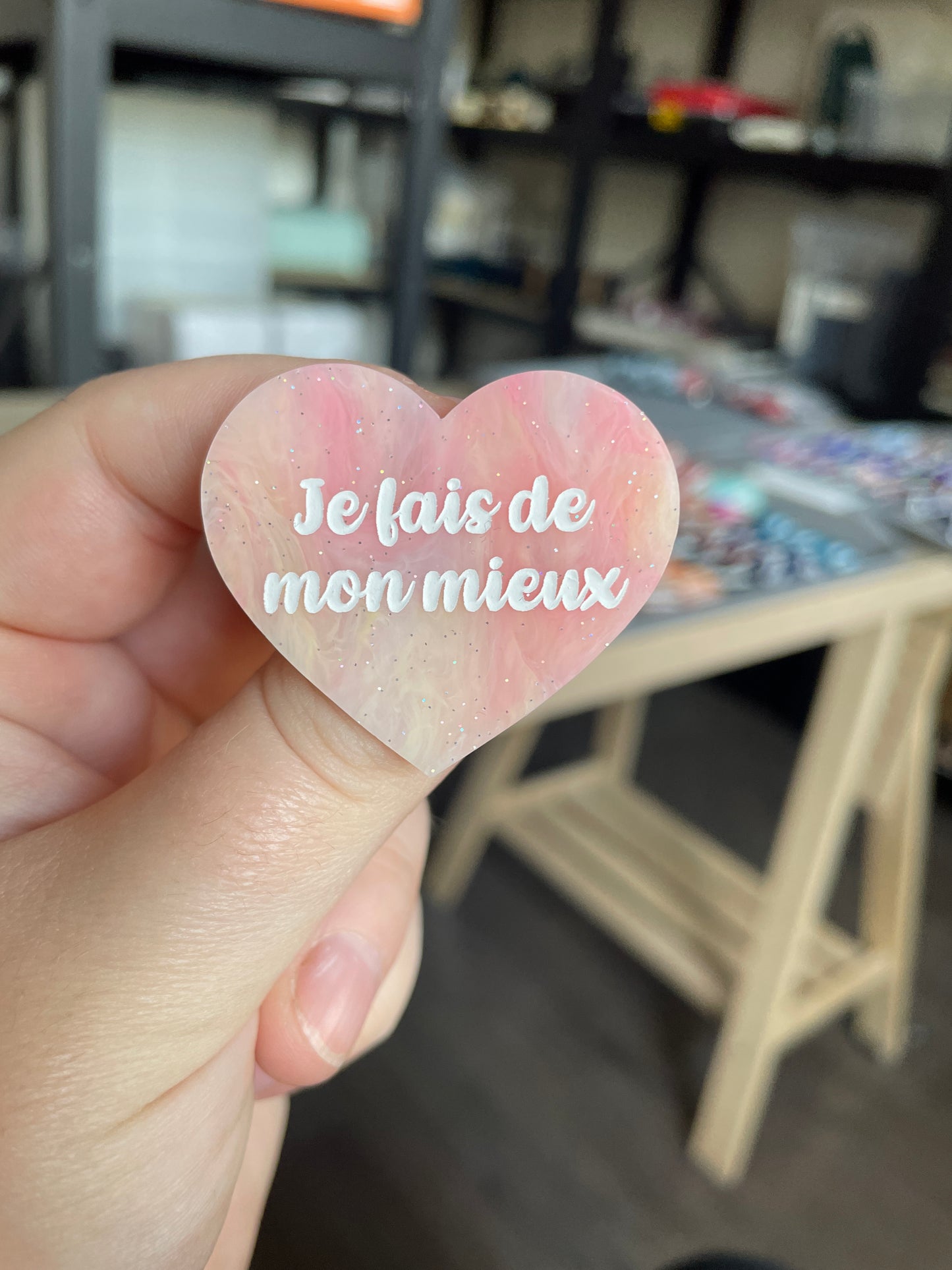 [CONTRÔLE TECHNIQUE] Broche "Je fais de mon mieux" en acrylique marbrée semi-transparente orange, corail, blanche et jaune à paillettes