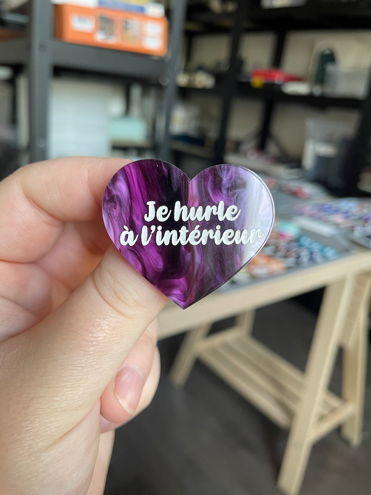 [CONTRÔLE TECHNIQUE] Broche "Je hurle à l'intérieur" en acrylique marbrée violet foncé et clair