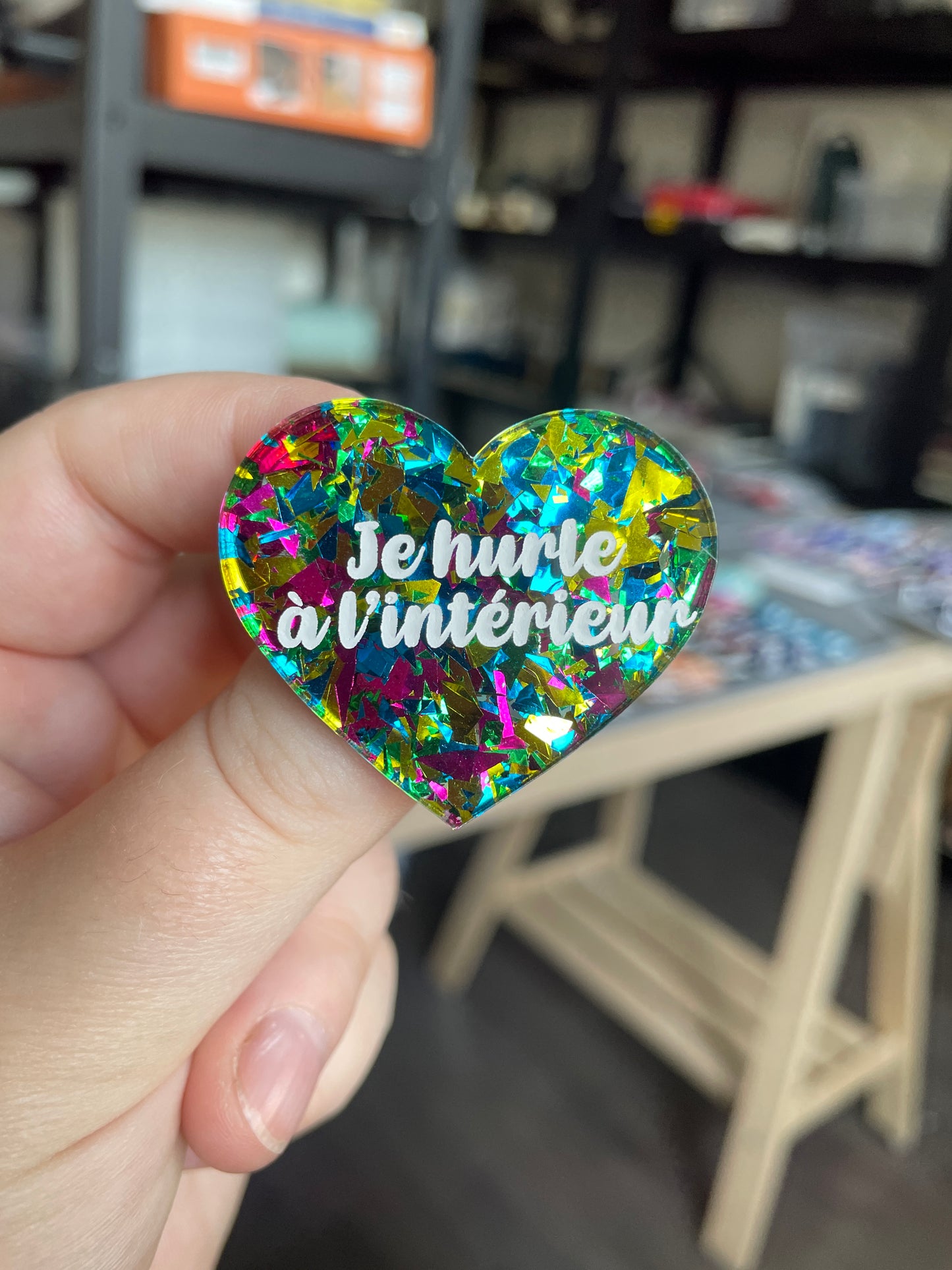 [CONTRÔLE TECHNIQUE] Broche "Je hurle à l'intérieur" en acrylique transparente à gros confettis rouges et multicolores