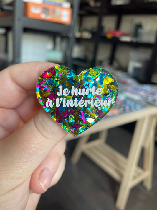 [CONTRÔLE TECHNIQUE] Broche "Je hurle à l'intérieur" en acrylique transparente à gros confettis rouges et multicolores