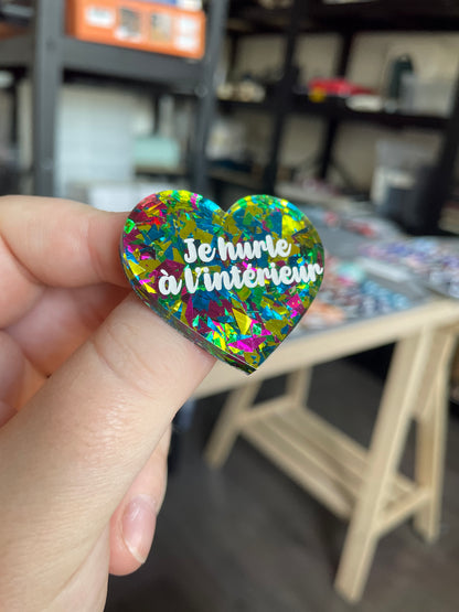 [CONTRÔLE TECHNIQUE] Broche "Je hurle à l'intérieur" en acrylique transparente à gros confettis rouges et multicolores