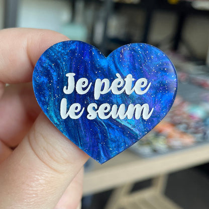 [CONTRÔLE TECHNIQUE] Broche "Je pète le seum" en acrylique marbrée bleue à paillettes