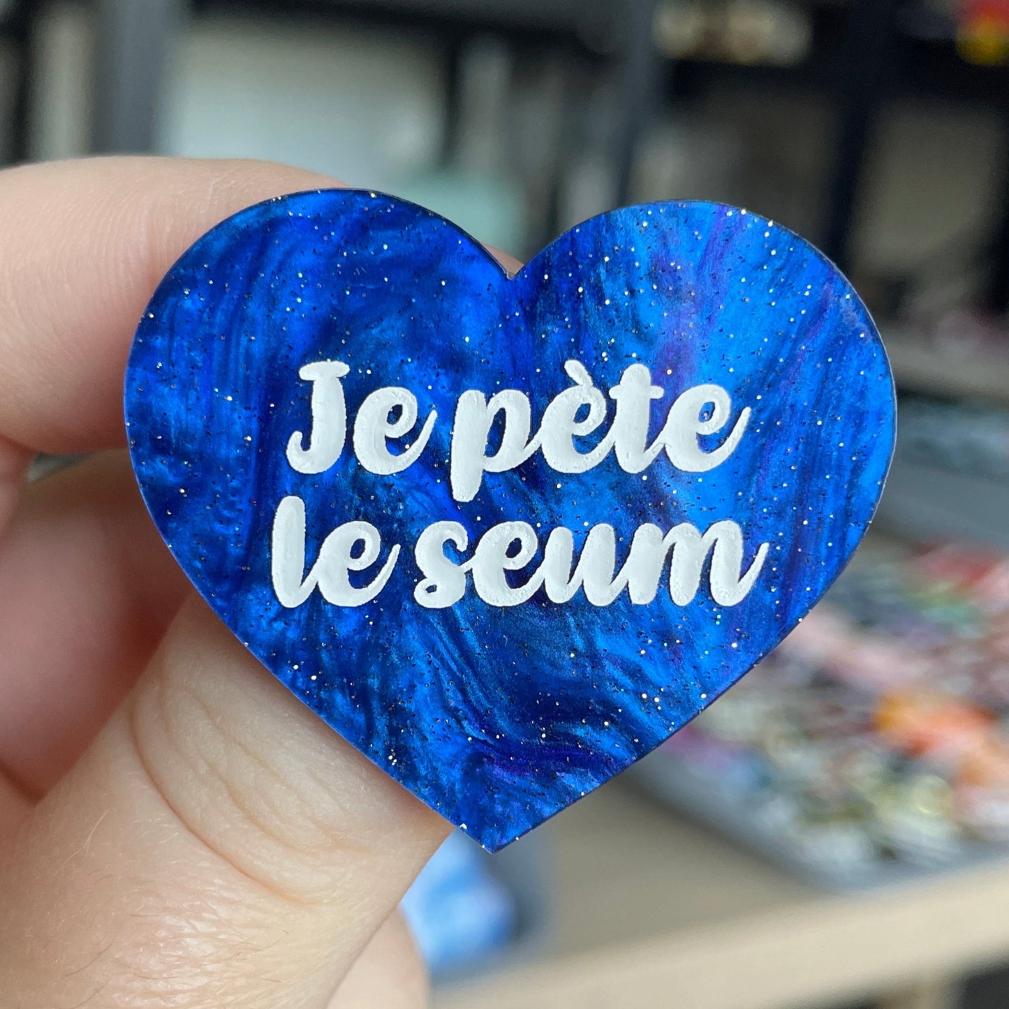 [CONTRÔLE TECHNIQUE] Broche "Je pète le seum" en acrylique marbrée bleue à paillettes