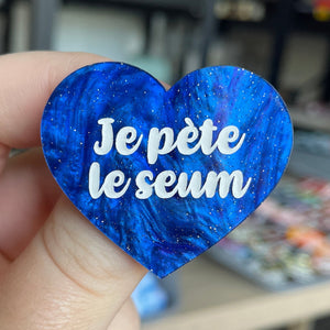 [CONTRÔLE TECHNIQUE] Broche "Je pète le seum" en acrylique marbrée bleue à paillettes