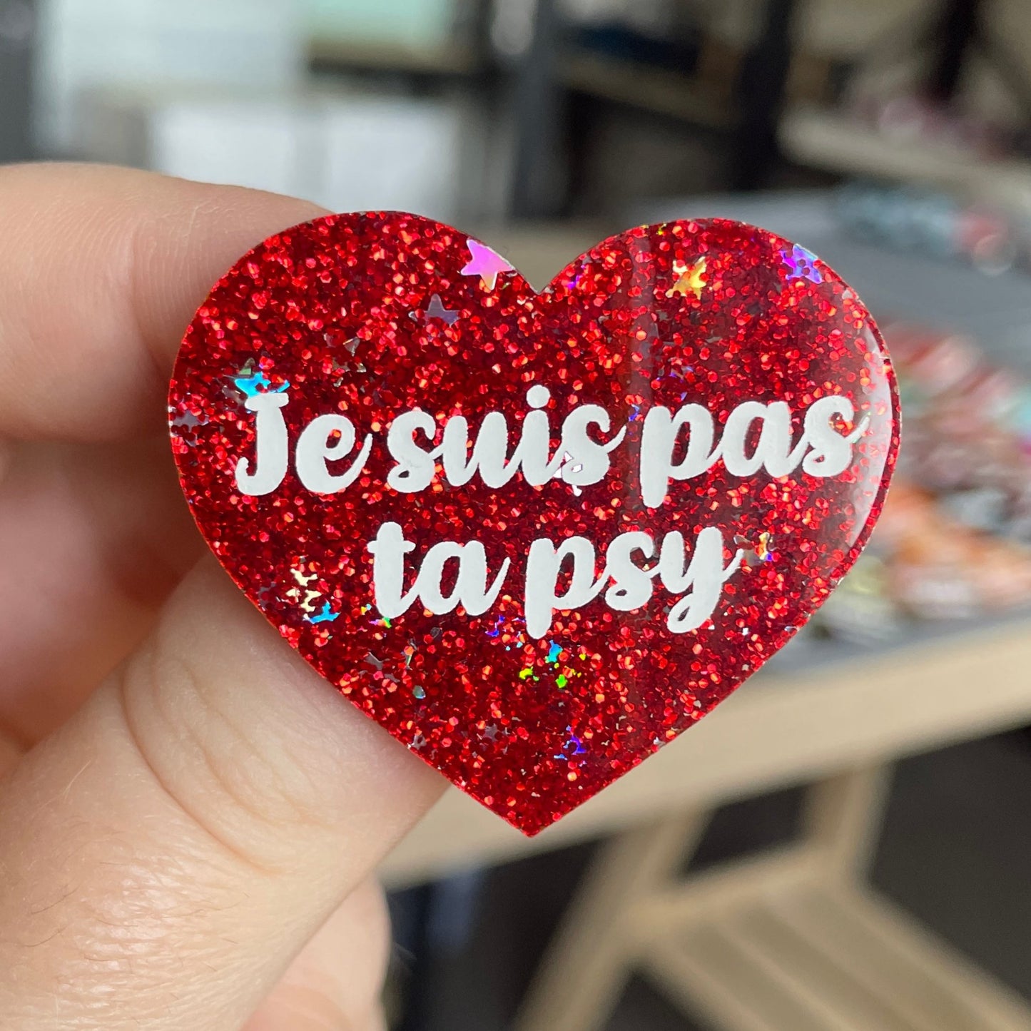[CONTRÔLE TECHNIQUE] Broche "Je suis pas ta psy" en acrylique rouge à paillettes avec des étoiles
