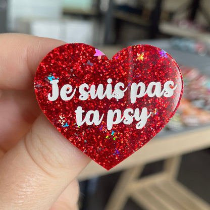 [CONTRÔLE TECHNIQUE] Broche "Je suis pas ta psy" en acrylique rouge à paillettes avec des étoiles