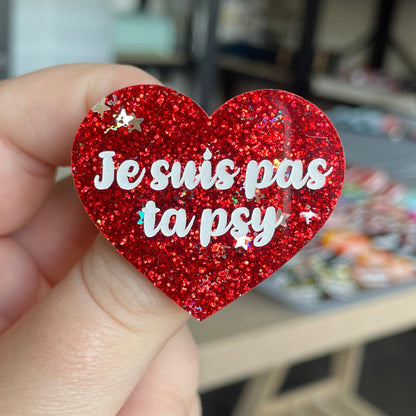 [CONTRÔLE TECHNIQUE] Broche "Je suis pas ta psy" en acrylique rouge à paillettes avec des étoiles