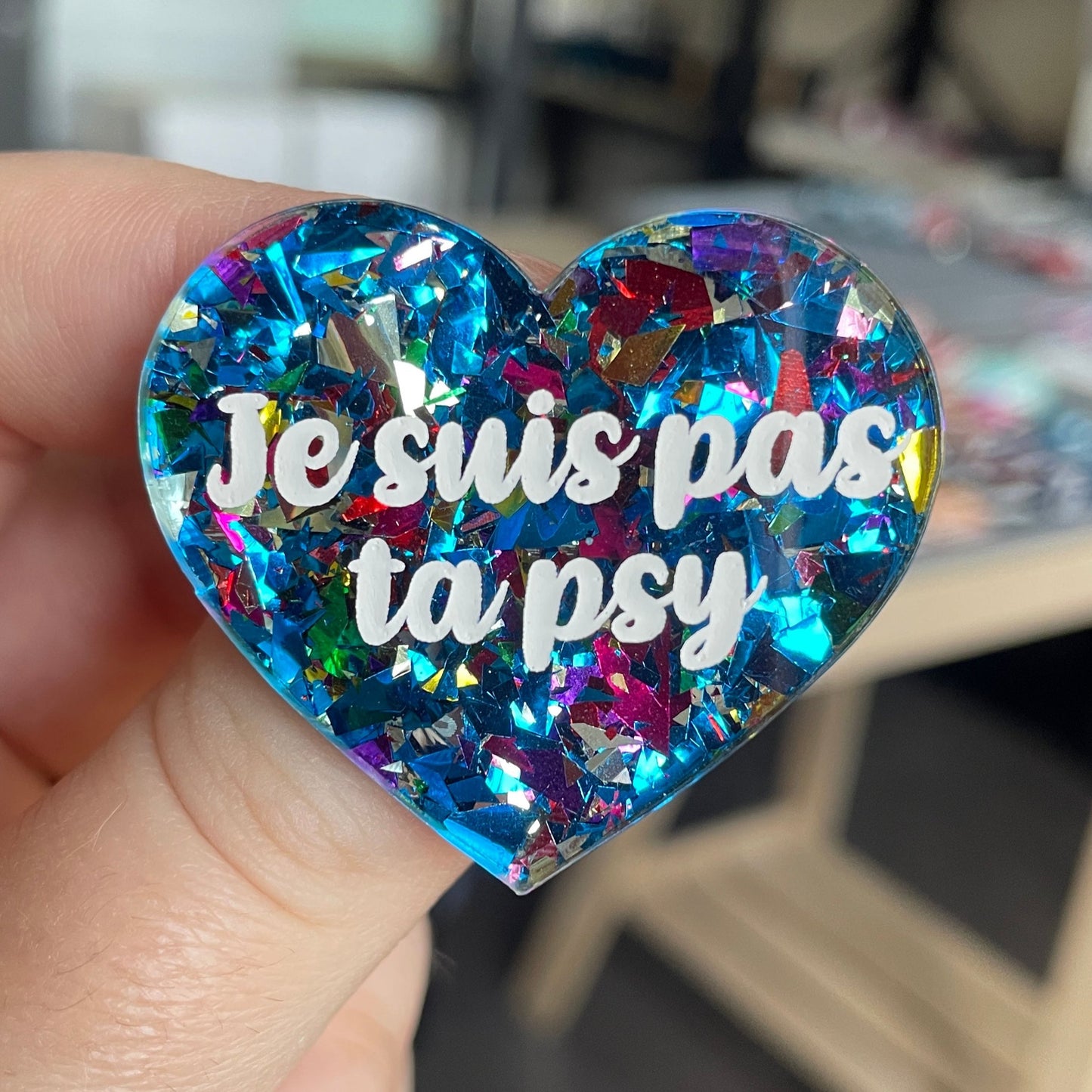 [CONTRÔLE TECHNIQUE] Broche "Je suis pas ta psy" en acrylique transparente à gros confettis bleus et multicolores